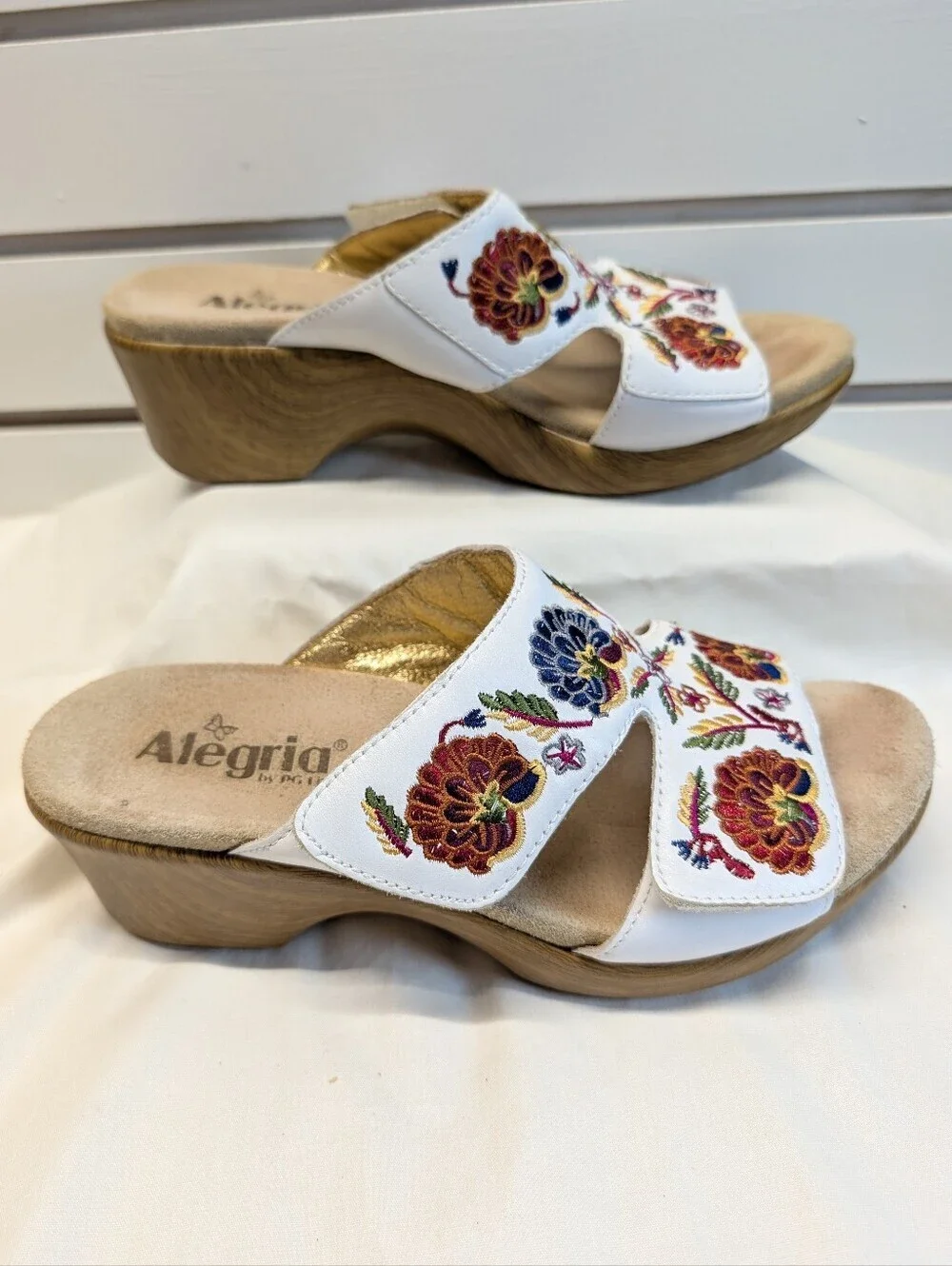 Alegria Linn-600N White Leather & Floral Embroidered Comfort Wedge Sz 39 = 8/8.5
